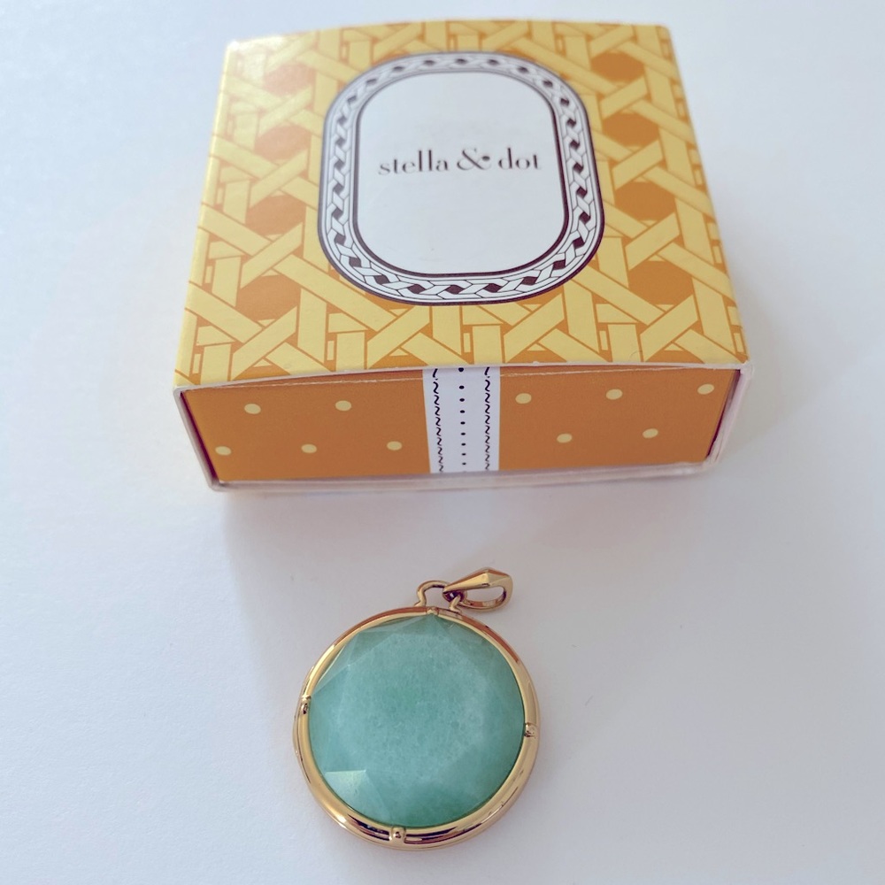 NWOT Green Sentiment Stone Locket